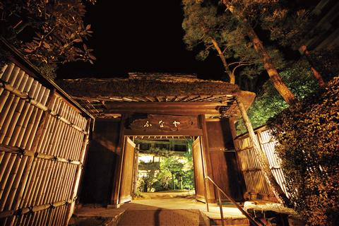 ふなや　茅葺きの裏門